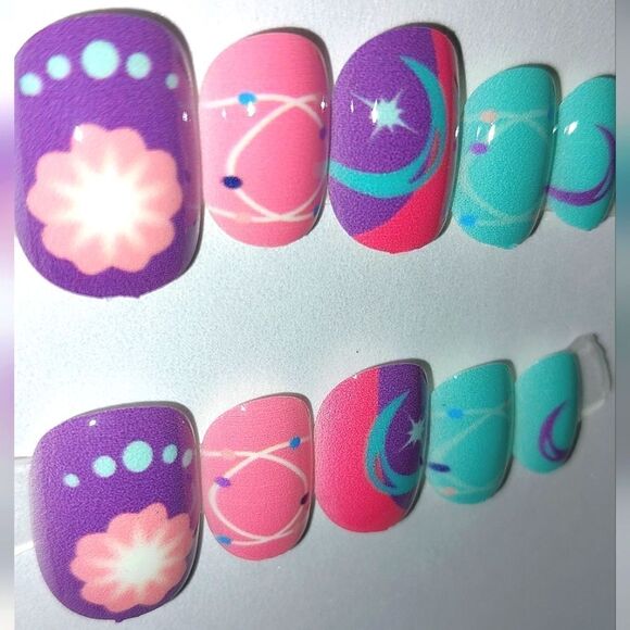 Kids custom 10pc  press on nails for girls and teens - Picture 2 of 5
